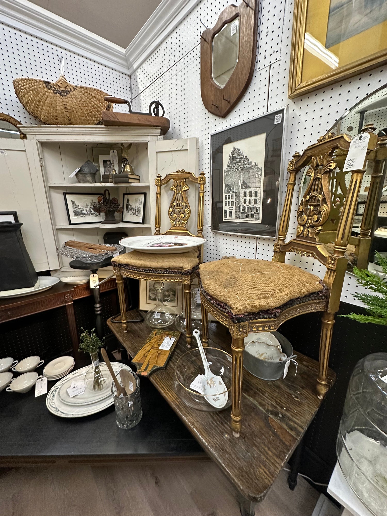 ANTIQUE BOOTH